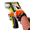 Des mains avec des gants touchent l'écran tactile de l'analyseur xrf portable