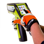 Des mains avec des gants touchent l'écran tactile de l'analyseur xrf portable